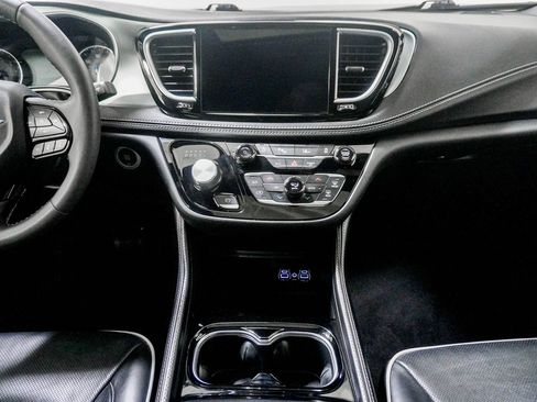 Used 2025 Chrysler Pacifica Limited FWD image 24