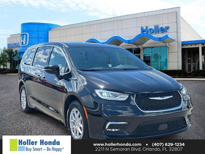 Used 2025 Chrysler Pacifica Select