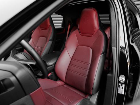 Certified 2025 Porsche Cayenne GTS AWD/4WD image 5