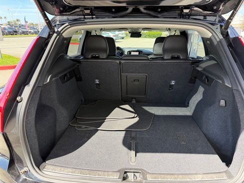Used 2025 Volvo XC40 B5 Plus AWD/4WD image 30