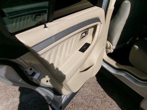 Used 2015 Ford Taurus SE image 16