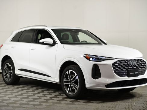 Certified 2025 Audi Q5 Premium w/ Convenience Package image 6