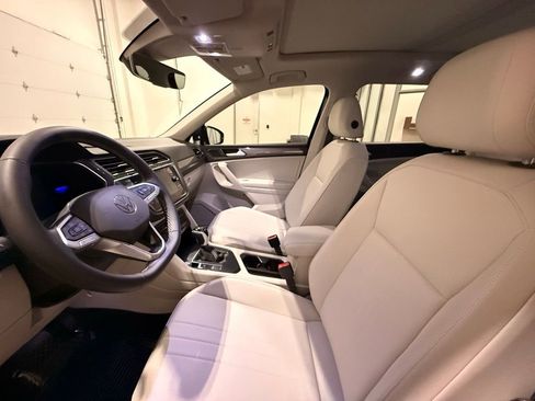 Used 2022 Volkswagen Tiguan SE image 17