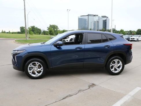 Used 2024 Chevrolet Trax LS w/ LS Convenience Package FWD image 4