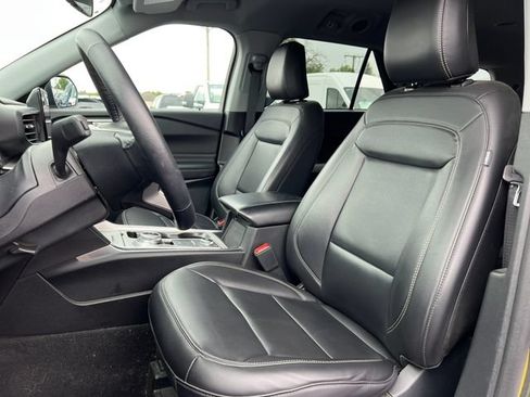 Certified 2024 Ford Explorer XLT w/ Equipment Group 202A AWD/4WD image 3