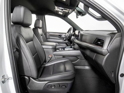 Used 2025 Chevrolet Tahoe LT RWD image 9
