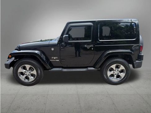 Used 2018 Jeep Wrangler Sahara w/ Connectivity Group AWD/4WD image 2
