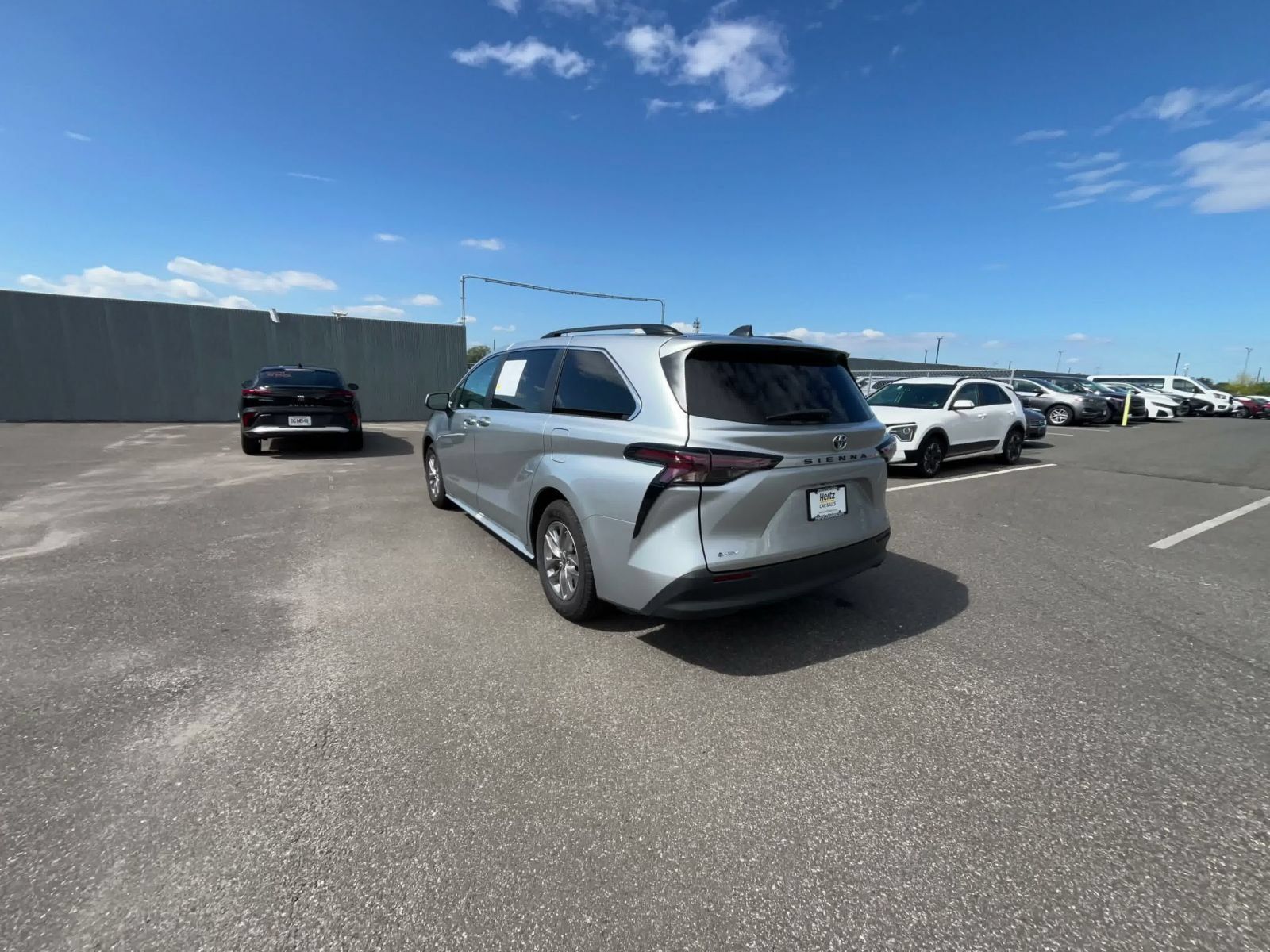 Used 2025 Toyota Sienna XLE FWD image 10