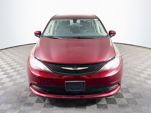 Used 2022 Chrysler Voyager LX image 2