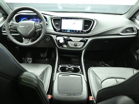 Used 2025 Chrysler Pacifica Limited FWD image 22