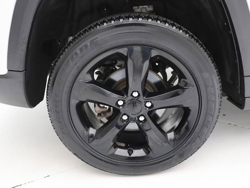 Used 2023 Jeep Grand Cherokee Altitude AWD/4WD image 9