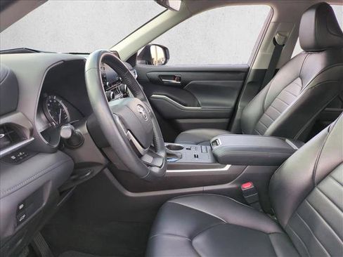 Used 2022 Toyota Highlander XLE FWD image 16