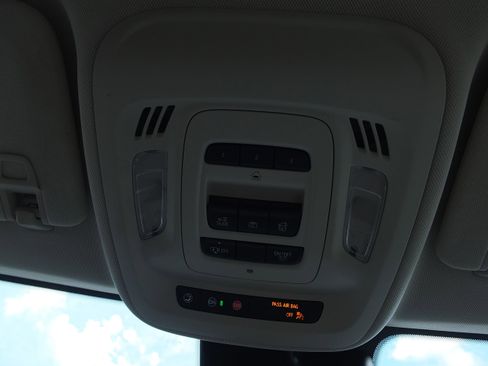 Used 2023 Buick Envision Avenir image 31