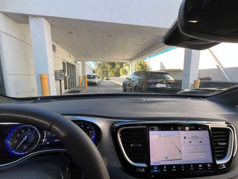 Used 2025 Chrysler Pacifica Limited image 38