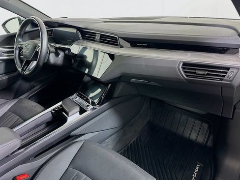 Used 2023 Audi e-tron Premium Plus w/ Premium Plus Package AWD/4WD image 31