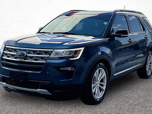 Used 2018 Ford Explorer XLT w/ Equipment Group 202A FWD image 4