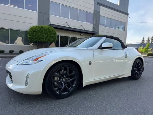 Used 2015 Nissan 370Z Roadster RWD image 5