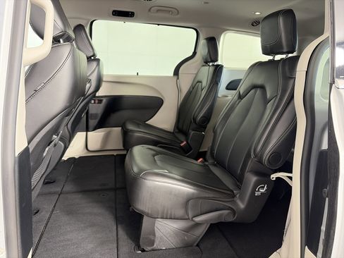 Used 2024 Chrysler Pacifica Touring-L image 7