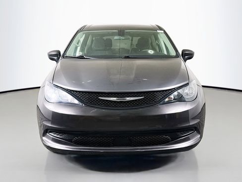 Used 2022 Chrysler Voyager LX FWD image 2