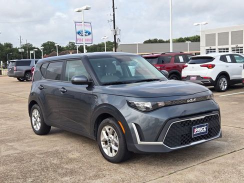 Used 2025 Kia Soul LX w/ LX Technology Package FWD image 3