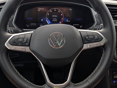 Used 2024 Volkswagen Tiguan SE w/ Panoramic Sunroof Package AWD/4WD image 25