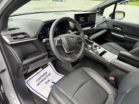Used 2025 Toyota Sienna XLE Woodland Edition AWD/4WD image 10