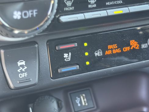 Used 2024 Toyota RAV4 Limited w/ Advanced Technology Package AWD/4WD image 31