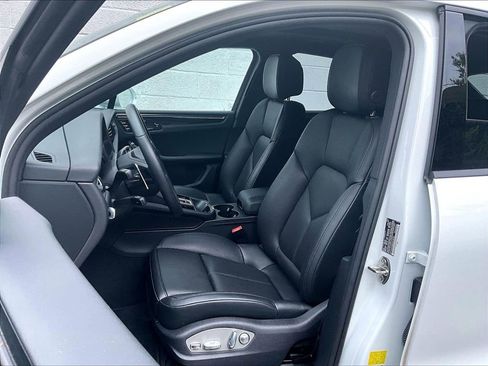 Certified 2025 Porsche Macan AWD/4WD image 5