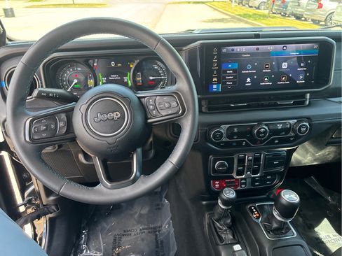 Used 2024 Jeep Wrangler Unlimited Rubicon 4xe AWD/4WD image 17