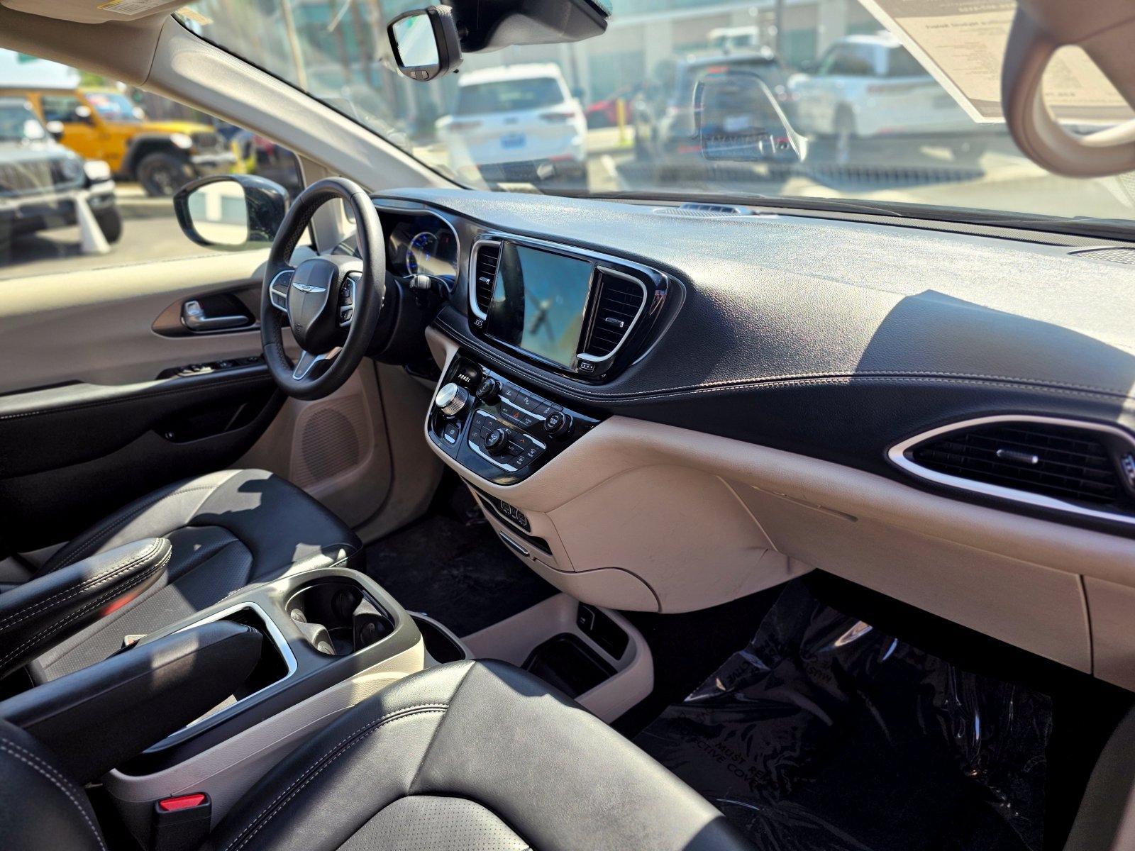 Used 2024 Chrysler Pacifica Limited FWD image 28