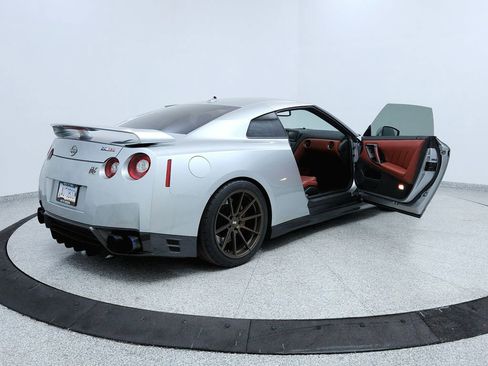 Used 2015 Nissan GT-R Premium image 11
