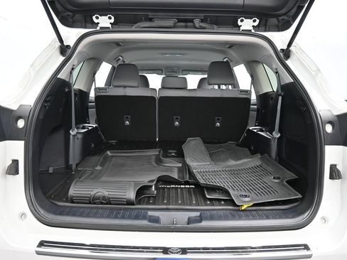 Used 2023 Toyota Highlander L FWD image 28