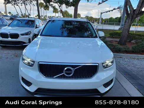 Used 2020 Volvo XC40 T4 Momentum image 6