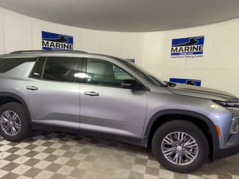 Used 2025 Chevrolet Traverse LT image 3
