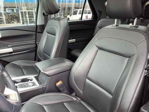 Used 2022 Ford Explorer XLT w/ Equipment Group 202A image 7
