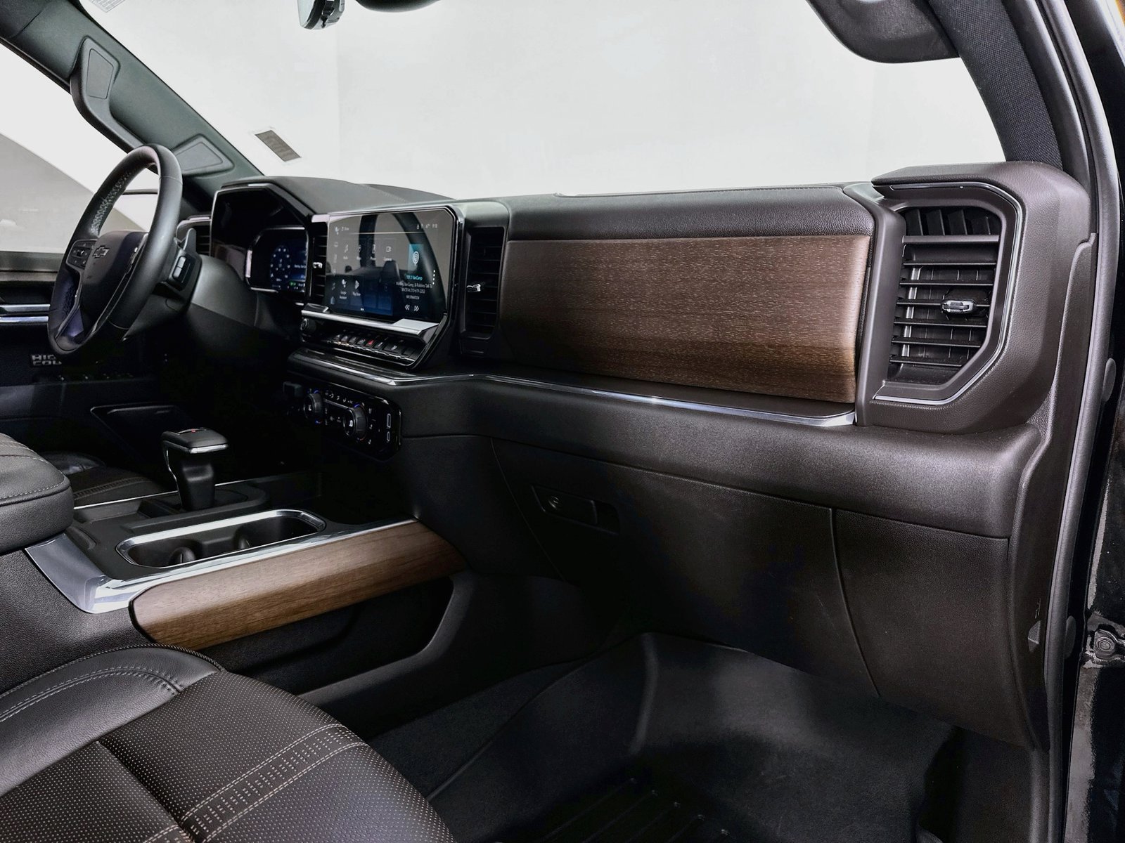 Used 2024 Chevrolet Silverado 1500 High Country w/ Midnight Edition AWD/4WD image 31