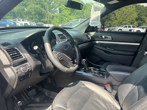 Used 2018 Ford Explorer XLT w/ Equipment Group 202A FWD image 10