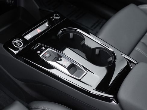 Used 2025 Audi Q6 e-tron Premium Plus w/ Premium Plus image 18