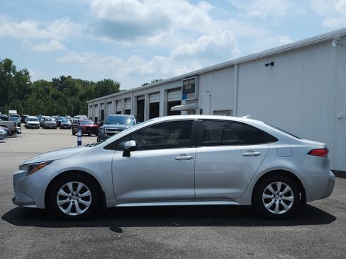Used 2024 Toyota Corolla LE FWD image 2