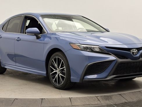 Used 2024 Toyota Camry SE image 3