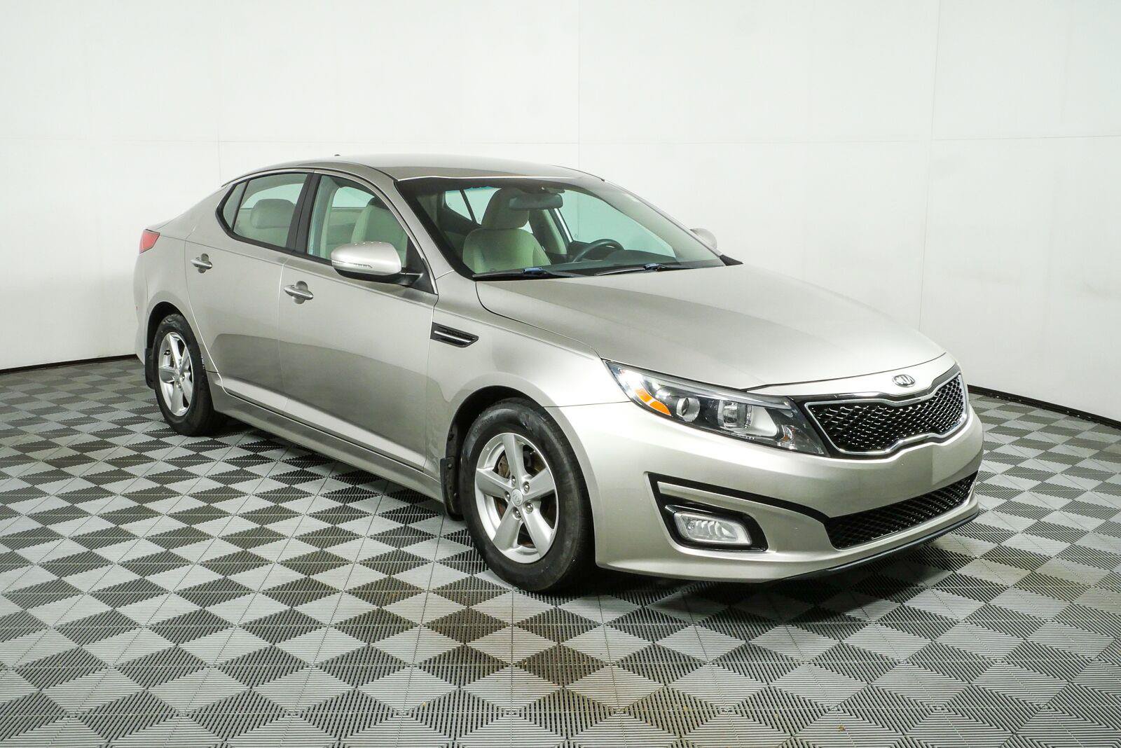 Used 2015 Kia Optima LX FWD image 1