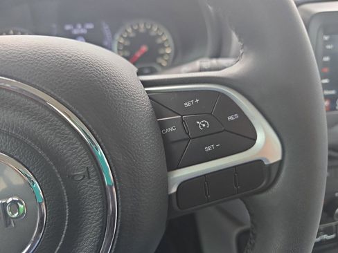 Used 2018 Jeep Renegade Latitude w/ Popular Equipment Group FWD image 25
