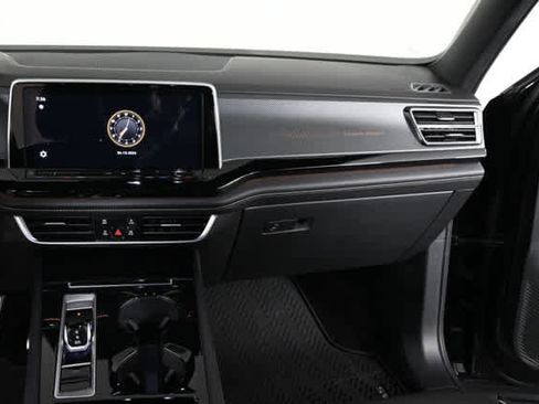 Used 2024 Volkswagen Atlas Cross Sport SEL Premium R-Line AWD/4WD image 18