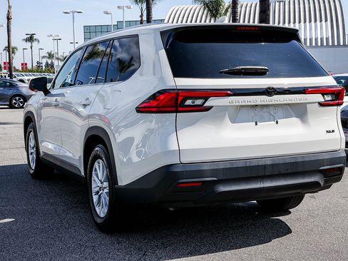 Used 2024 Toyota Grand Highlander XLE image 4