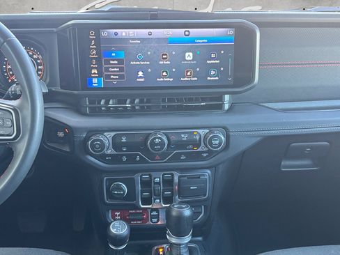 Used 2024 Jeep Wrangler Rubicon image 3