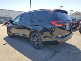 New 2026 Chrysler Pacifica Select w/ S Appearance Package FWD video 4