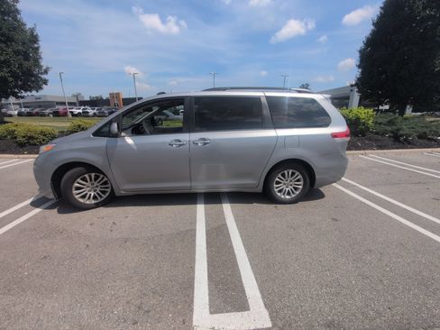 Used 2013 Toyota Sienna XLE w/ Entertainment Pkg FWD image 4