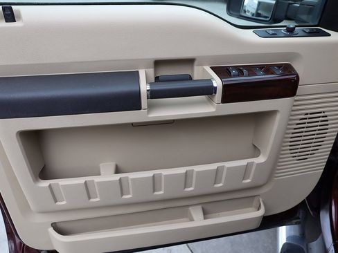 Used 2010 Ford F250 Lariat image 10