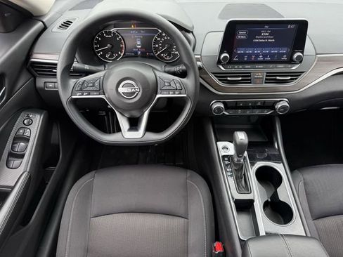 Used 2024 Nissan Altima 2.5 SV FWD image 12