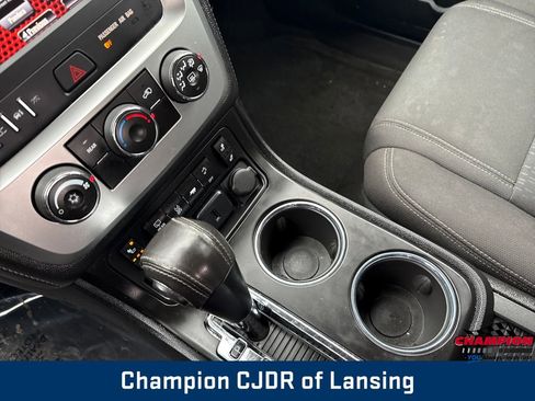 Used 2015 GMC Acadia SLE image 28